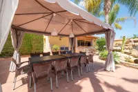 Spectacular villa with pool and private tennis court150 meters from the sea