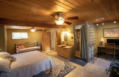 Relax in Our Cozy 3-Bedroom Cabin Near Whiskey Row - 8 Min