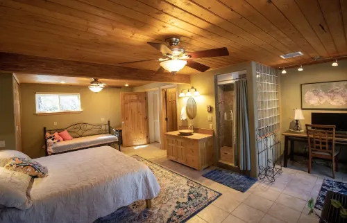Relax in Our Cozy 3-Bedroom Cabin Near Whiskey Row - 8 Min