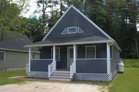 Bluebird Cottage - Cozy 2-bedroom with AC and WiFi on Woodbury Pond