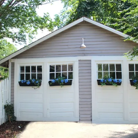 Bluebird Cottage in the Heart of Historic Downtown Franklin