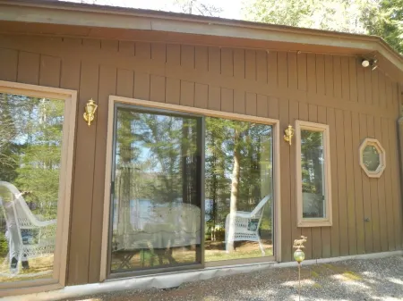 Immaculate Waterfront Studio Apt, kayaks, hot tub, 45 min. to Acadia