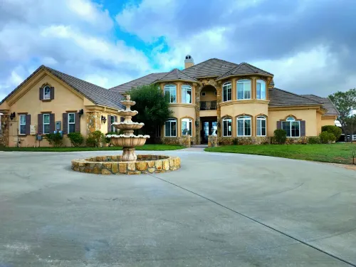 Private Vineyard Oasis: Luxe Estate, 360 Views, Pool/Spa, Theatre, Sports Court!