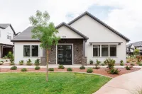 RedRock BnB -Pool-Hot Tub -Pickle Ball - Splash Pad - Playground