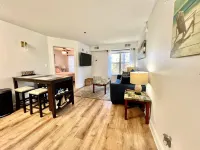 1 BR Walk to Shops, pool & Restaurants, 5 min to Beautiful Beaches! Full Kitchen