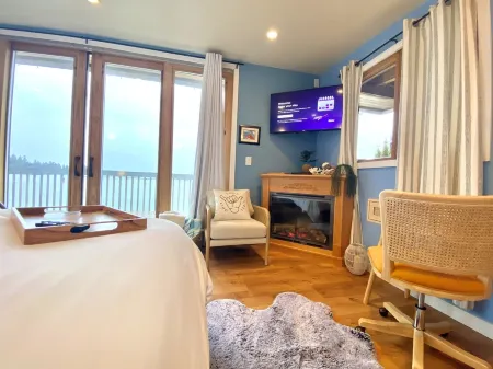 Lakefront Studio Cabin & Tiki Hut. Enjoy Summer Fun and Winter Serenity!