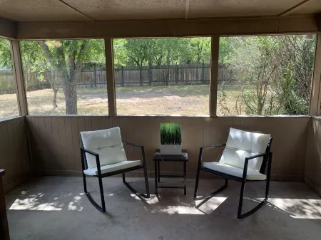 Cozy Family Home Close to NB, SA, and RAFB Отели в г. Лайв Ок