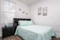 3 bed/1 bath lower unit conveniently located in Lakeside.