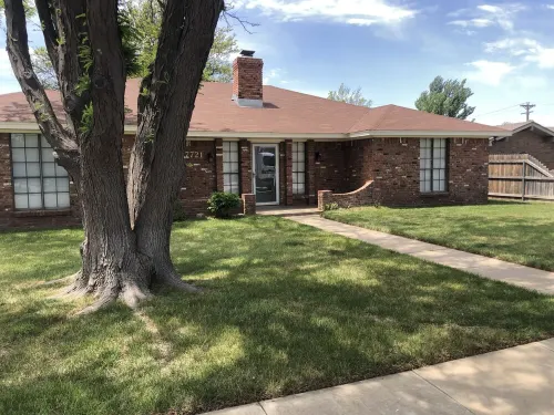 Large Home - close to everything! Over 2200 sq ft. EV Charger