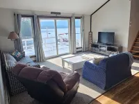 Cozy Lake Front home for Boating, fishing, winter sports, and gorgeous views, Hotels in Errol