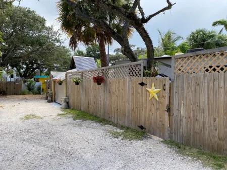 Explorers Retreat in Jupiter Inlet Village Отели рядом с достопримечательностью «Uptown Art Jupiter»