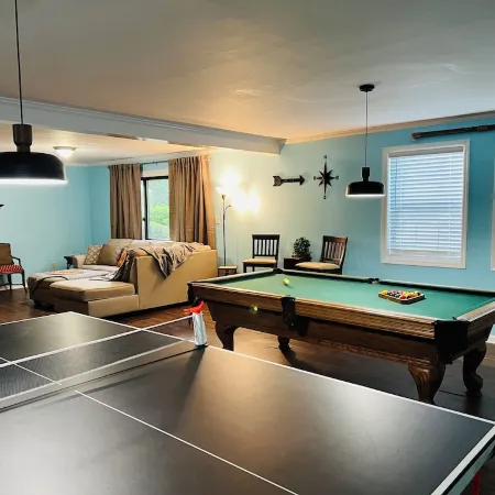 Cozy, comfortable Lakehouse getaway - Sleeps 10! WiFi, Private Dock