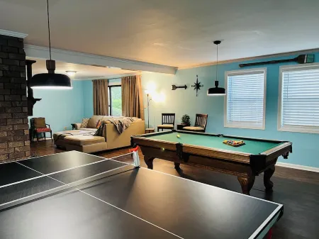 Cozy, comfortable Lakehouse getaway - Sleeps 10! WiFi, Private Dock