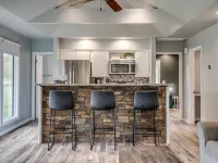 Private Cabin on acreage with pool & tennis court! Hotel a Edmond