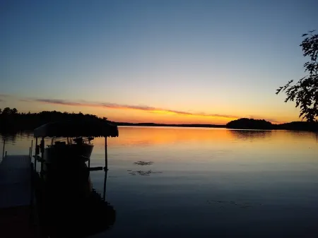 New Northwest Wisconsin Lakefront Cabin. Отели в г. Ленрут