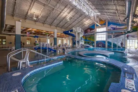 Brand new Grand Park retreat! Private hot tub and custom bunk room!