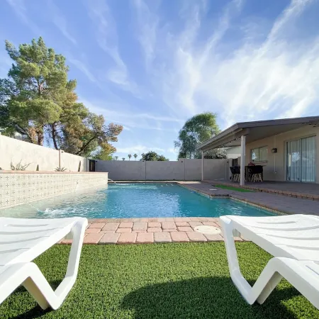 Luxury Pool Home for 10– Near ASU & Airport - BBQ -
