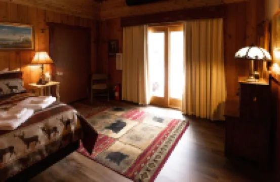 Northwoods Rustic Lodge steps away from Round Lake in Richardson Bay & Pontoon