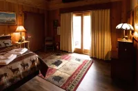Northwoods Rustic Lodge steps away from Round Lake in Richardson Bay & Pontoon