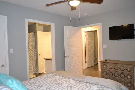 Beautiful Home Right on Lake Hamilton!  Hot Tub! Covered Boat Slip! Waterfall!! Отели в г. Пайни