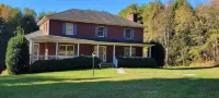 Spacious home in quiet rural setting close to Blue Ridge Parkway Hotel a Bedford County