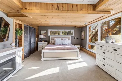 Riverfront-Sandy Beach-Tiki Bar-Dock-Recreation Room-3700ft