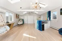 Mermaid of HULL ~  Looking at Nantasket Beach  ~ Events Allowed Hoteles en Hull