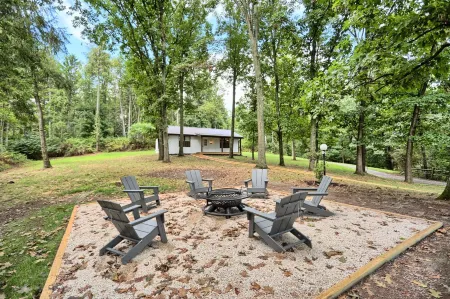 Private, modern home with river view, on 48 acres Отели рядом с достопримечательностью «ПФБК Гринвуд Аксесс»