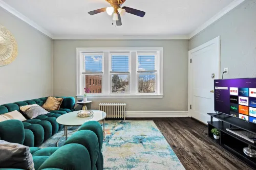 Rustic APT |Near Hosp| 25mins to ORD|MDW|DT|Free Parking&Wifi - Homestays