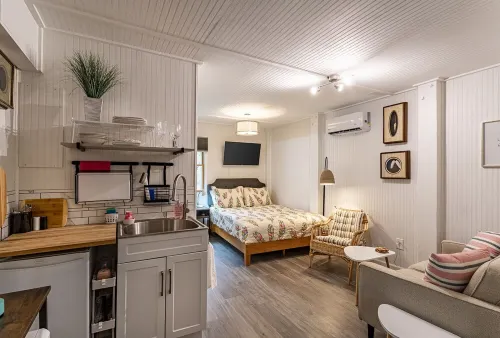 HEY, GET A ROOM! Couples Getaway : Bikes, beach chairs, umbrella :Central locale