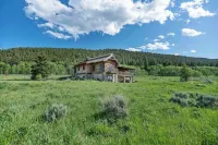 Beautiful Henrys Lake Log Cabin
