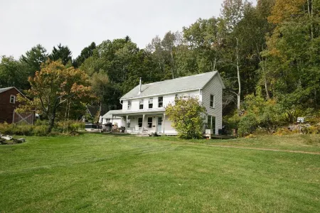 Historical Catskill mountains Farmhouse with Hiking, Fire Pit, Hot Tub, King bed
