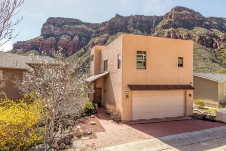 Dreamy Sedona Cabin in Oak Creek Canyon Отели рядом с достопримечательностью «Парк штата Слайд Рок»