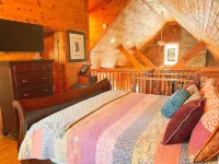 Welcome to Whiskey Woods! A cozy cabin to relax and enjoy with your loved ones! Rosschryslerjeepdodge Boone Nc.附近的飯店
