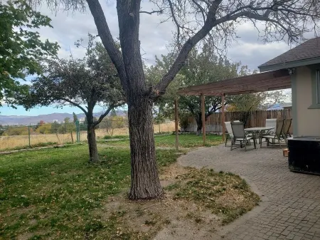 Close to Downtown Reno, easy drive to Tahoe, spacious house overlooking Reno! Отели рядом с достопримечательностью «Парк Ранчо Сан Рафаел Офф-Лиш Дог»