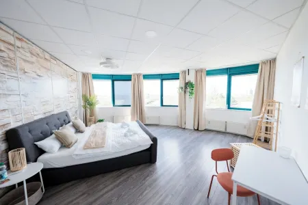 Design Penthouse - 4BR - 2 Bath - Rooftop - Whirlpool - 2 Parking Отели рядом с достопримечательностью «Центр искусств и медиатехнологий»