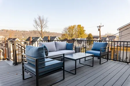 3 Story River facing deck-3 miles to Cincinnati