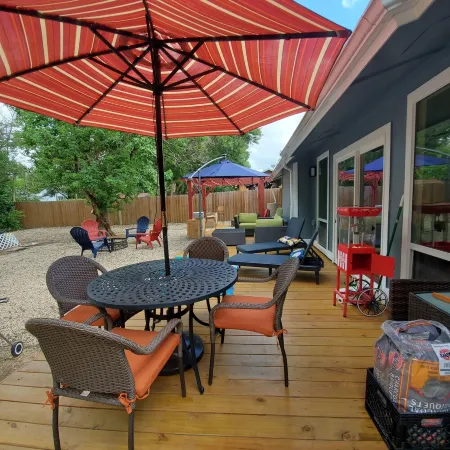 Party with a Jaccuzzi, Firepit and Backyard Games for 12+ Отели рядом с достопримечательностью «Остин Хинду Темпл & Комм Сентер»