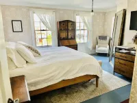 Gorgeous home in historic downtown Sandwich with hot tub/sauna