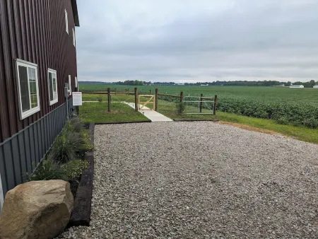 Historic Meadowdale Farm - Barn Stay in Rural Setting Отели в г. Джонсон