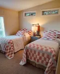 Thorndyke Lodge Beachfront Escape w/ BBQ and firepit