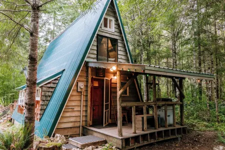 The A-Frame @ SkyCamp: Classic cabin with Hot Tub and BBQ near Stevens Pass