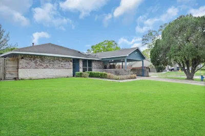 5BR Family Gem: Barbecue, Swim & Relax! Hotels in North Houston