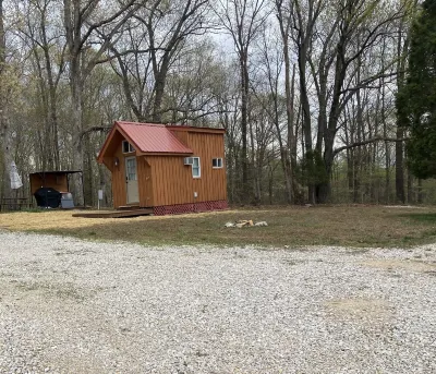 Super Awesome Tiny Cabin 5 Star Clean! by Patoka Lake- Boat Parking!