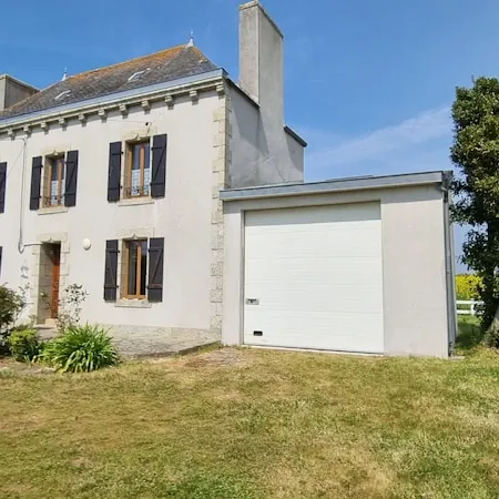 Quiet renovated house near the beach with beautiful garden in Kerdalé