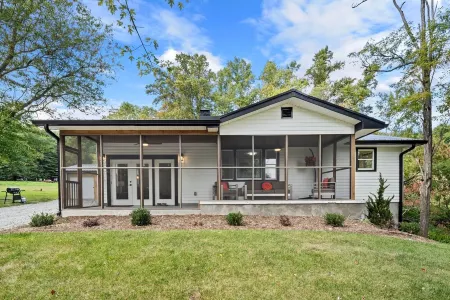 Clear Creek Retreat - Pet Friendly, King Bed, Hot Tub, Game Room, Fire Pit