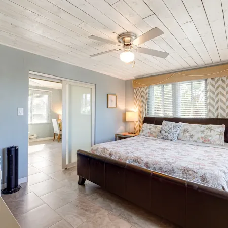 Beautiful downtown Melbourne Beach renovated apartment one block from the beach!