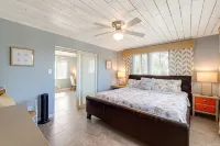 Beautiful downtown Melbourne Beach renovated apartment one block from the beach! - 3-stjärniga