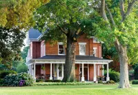 Old-World Retreat at 1860s Manor: Luxury Amenities - Tennis Court & Nature Trail Hotels in 