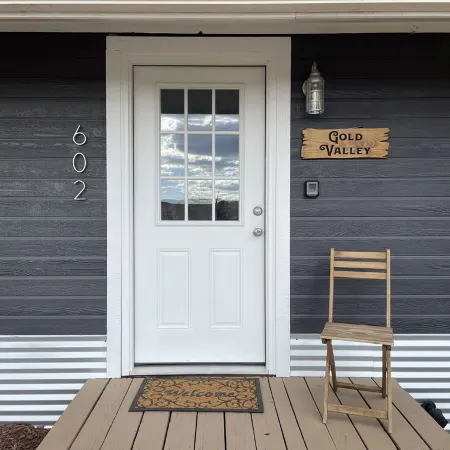 Farmhouse Cabin w/Game room in a Historic Gold Mine Town w/Mountain Views